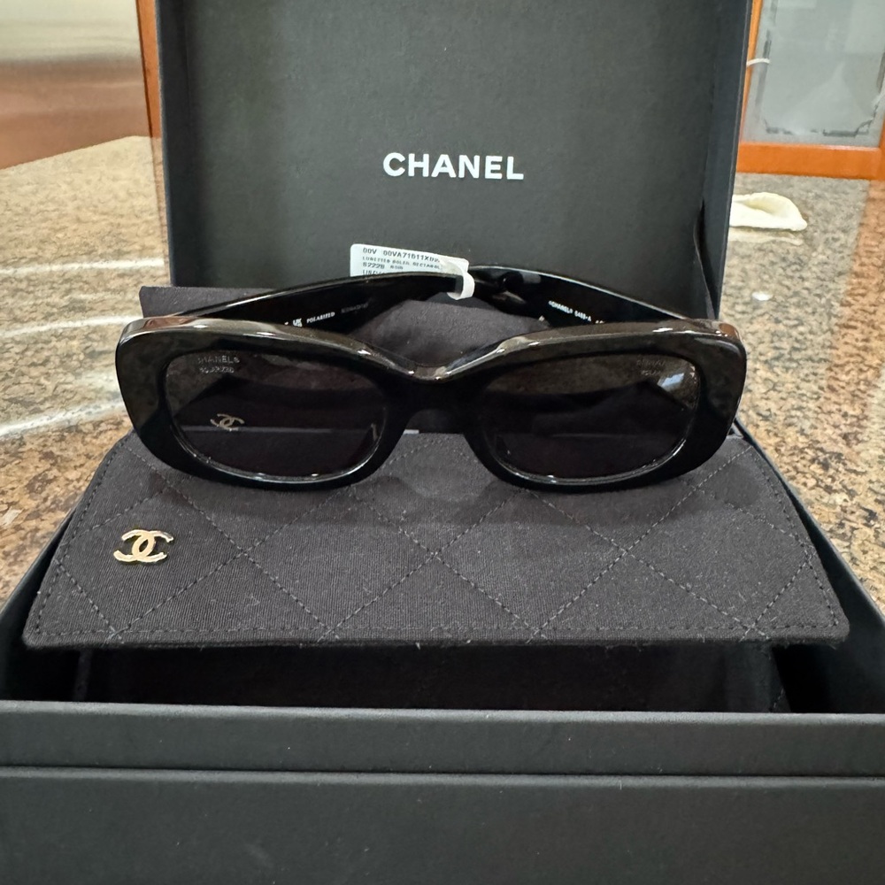 CHANEL Elegant Black Sunglasses